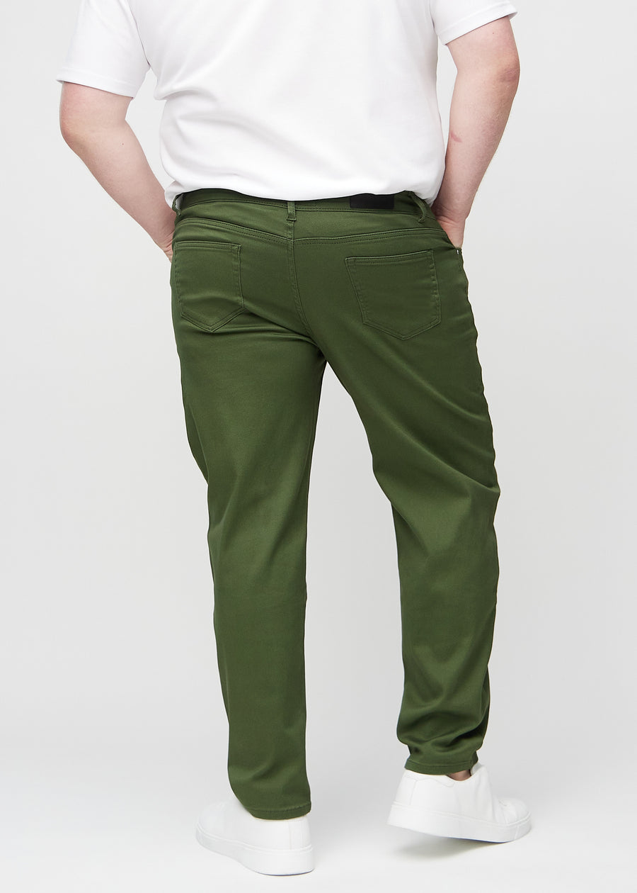 Mørkegrønne regular jeans sett bakfra på en plus-size-modell, så man kan se hele produktet.
