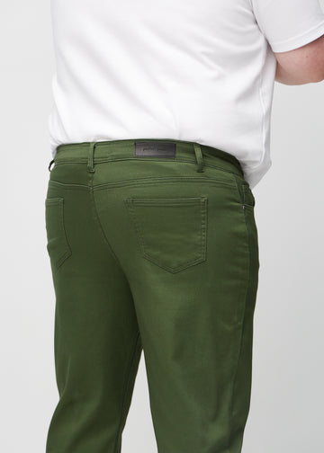 Mørkegrønne regular jeans sett bakfra tett på en plus-size-modell for å vise detaljer.