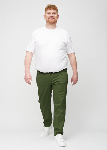 Fullt bilde av en plus-size-modell i mørkegrønne regular jeans.