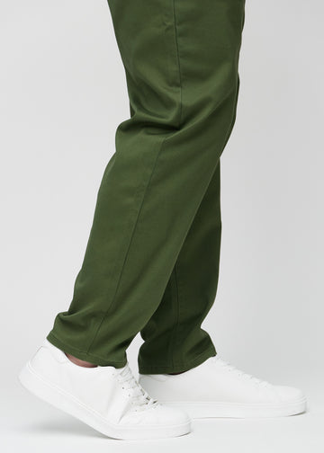 Anklene på en plus-size-modell, så man kan se hvor løst jeansene sitter.