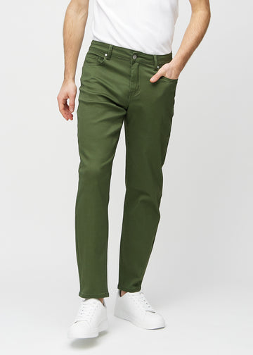 Mørkegrønne regular jeans, modellnavn Renewals, som går rett ned langs benet, sett forfra.