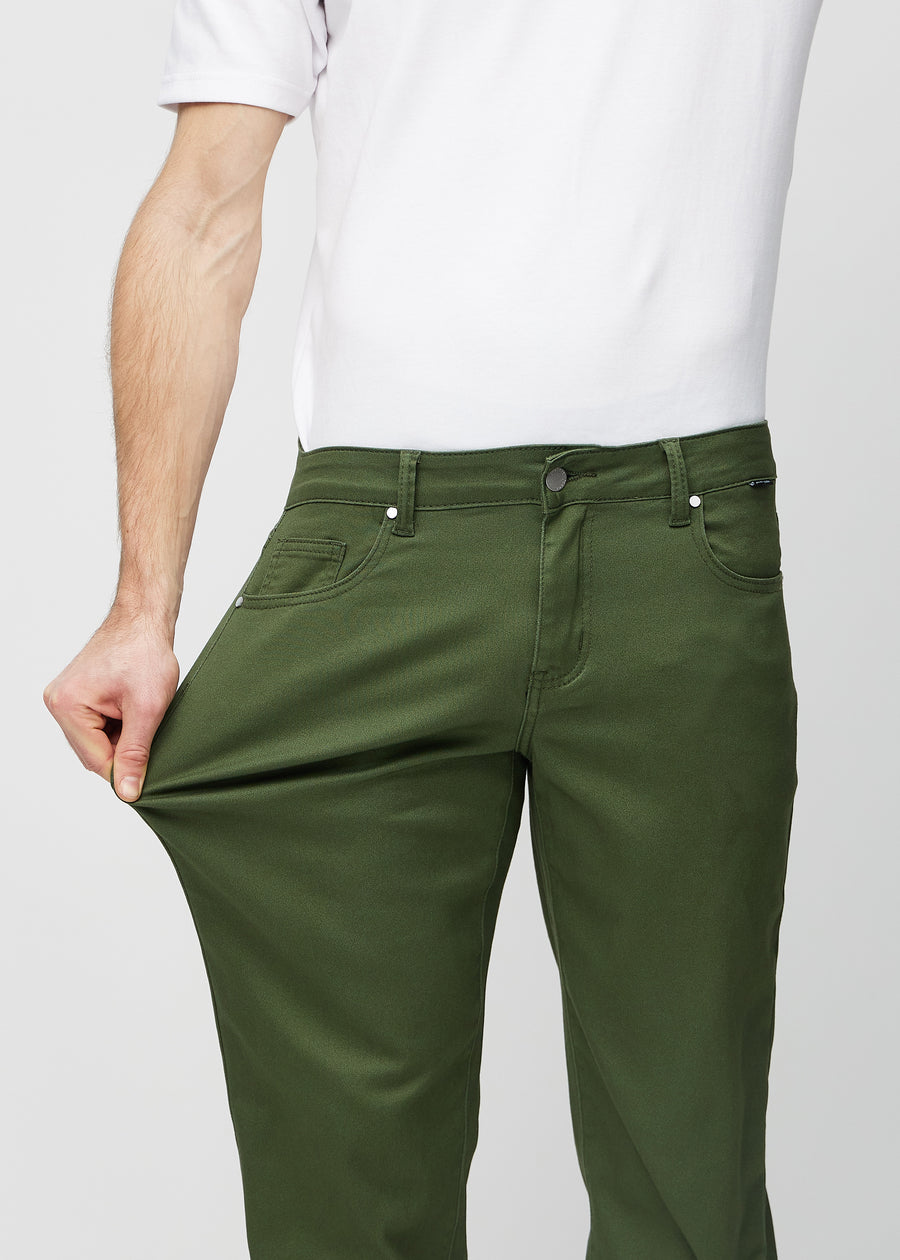 Modellen strekker jeansene ved låret for å vise stretch.