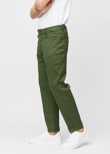 Mørkegrønne regular jeans sett fra siden på modell.