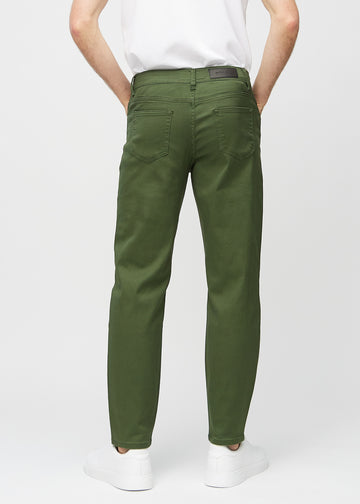 Mørkegrønne regular jeans sett bakfra, så man kan se hele produktet.