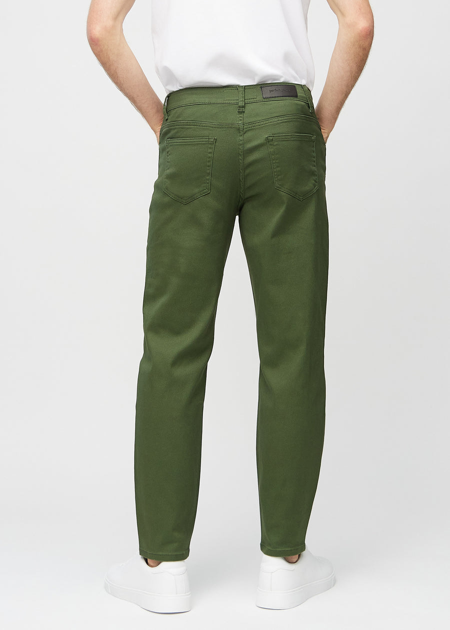Mørkegrønne regular jeans sett bakfra, så man kan se hele produktet.