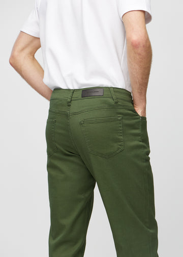 Mørkegrønne regular jeans sett bakfra tett på for å vise detaljer.