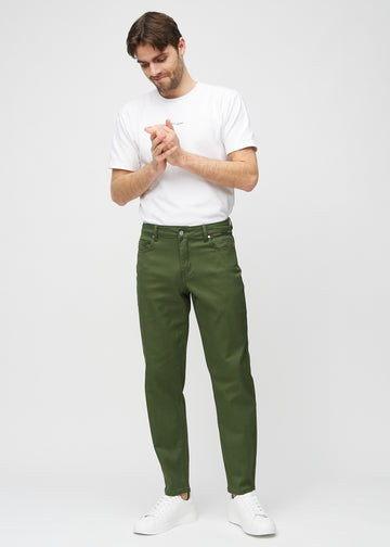 Fullt bilde av modell i mørkegrønne regular jeans.