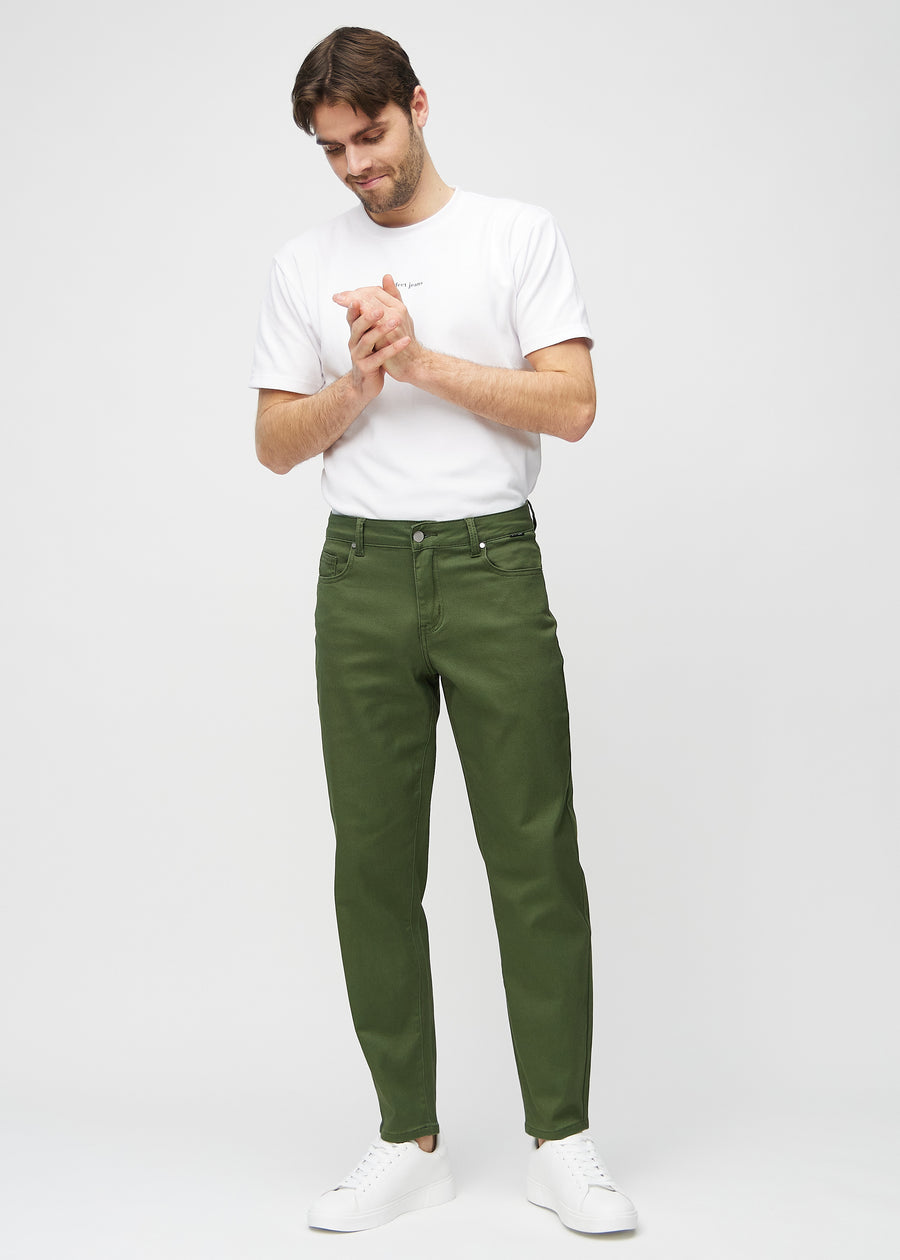 Fullt bilde av modell i mørkegrønne regular jeans.