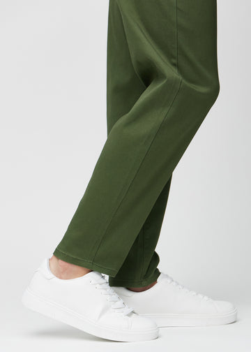 Anklene på en modell, så man kan se hvor løst jeansene sitter.
