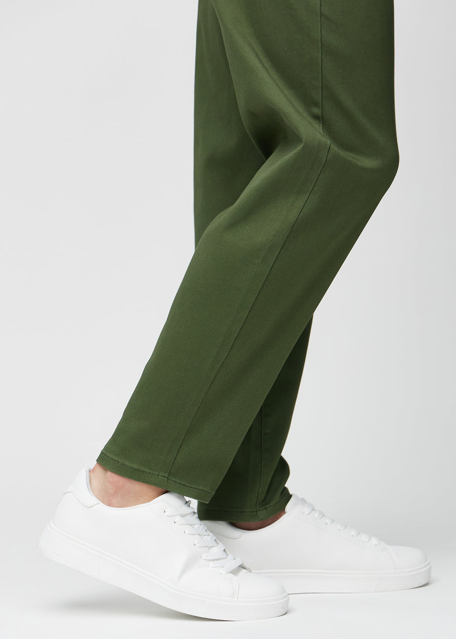 Anklene på en modell, så man kan se hvor løst jeansene sitter.