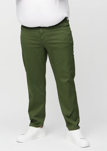 Mørkegrønne regular jeans, modellnavn Renewals, som går rett ned langs benet på en plus-size-modell, sett forfra.