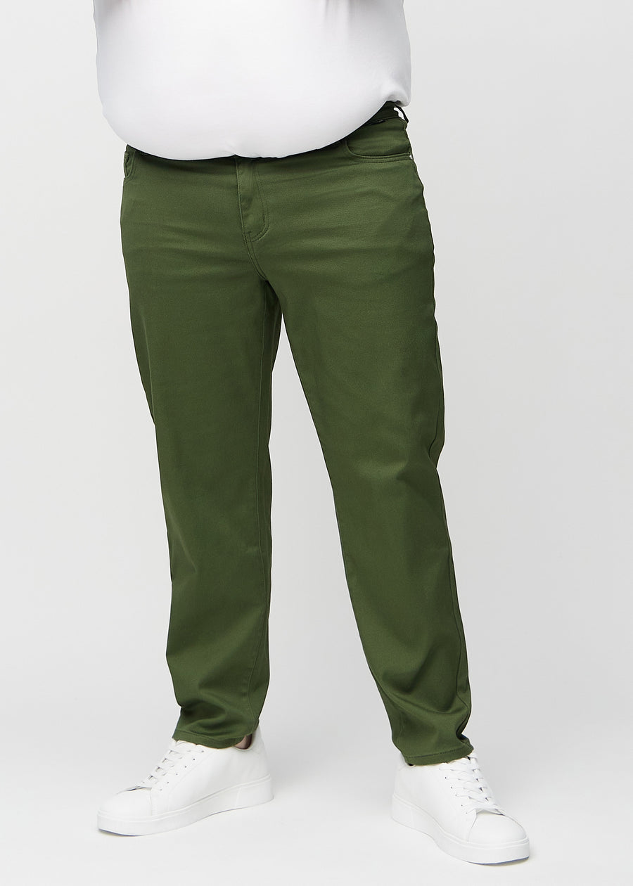 Mørkegrønne regular jeans, modellnavn Renewals, som går rett ned langs benet på en plus-size-modell, sett forfra.