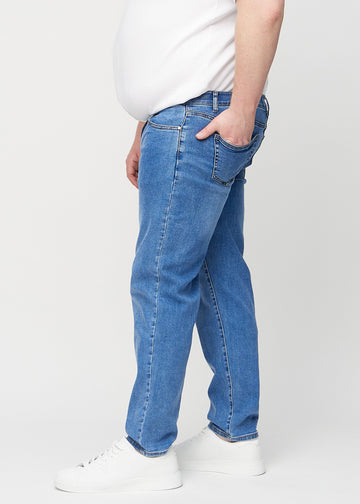 Denim regular jeans sett fra siden på en plus-size-modell.