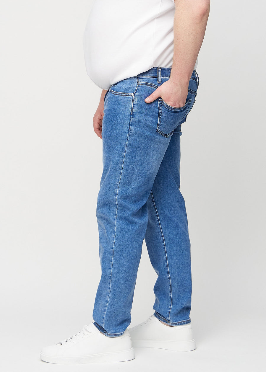 Denim regular jeans sett fra siden på en plus-size-modell.