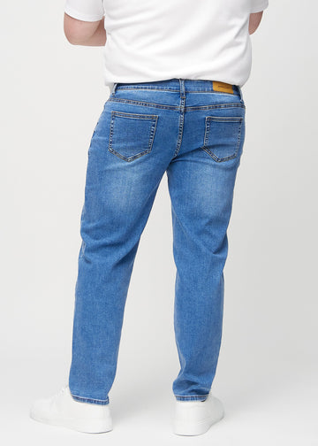 Denim regular jeans sett bakfra på en plus-size-modell, så man kan se hele produktet.