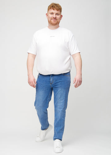 Fullt bilde av en plus-size-modell i denim regular jeans.