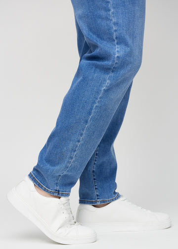 Anklene på en plus-size-modell, så man kan se hvor løst jeansene sitter.