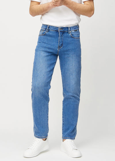 Denim regular jeans, modellnavn Rivers, som går rett ned langs benet, sett forfra.