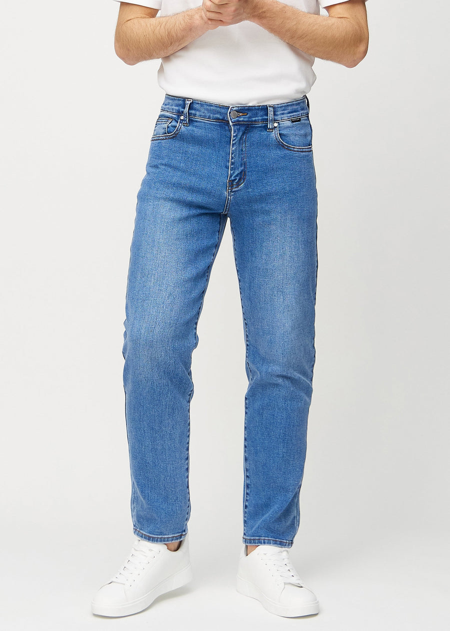 Denim regular jeans, modellnavn Rivers, som går rett ned langs benet, sett forfra.