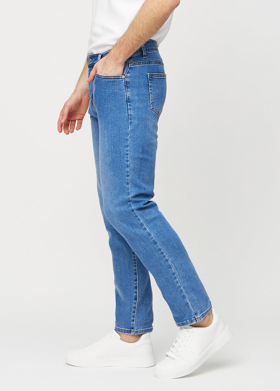 Denim regular jeans sett fra siden på modell.