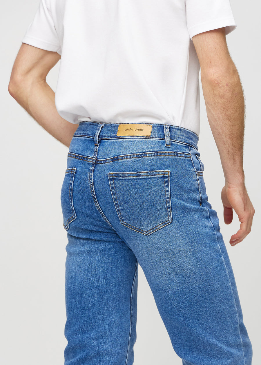 Denim regular jeans sett bakfra på nært hold for å vise detaljer.