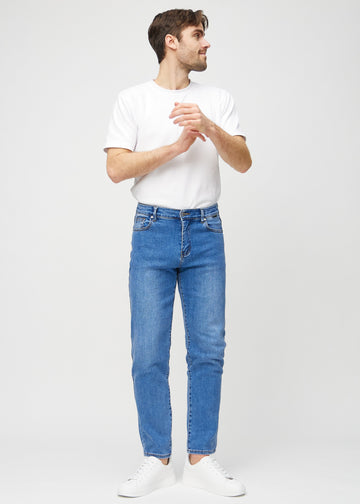 Fullt bilde av modell i denim regular jeans.