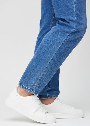 Anklene på en modell, så man kan se hvor løst jeansene sitter.