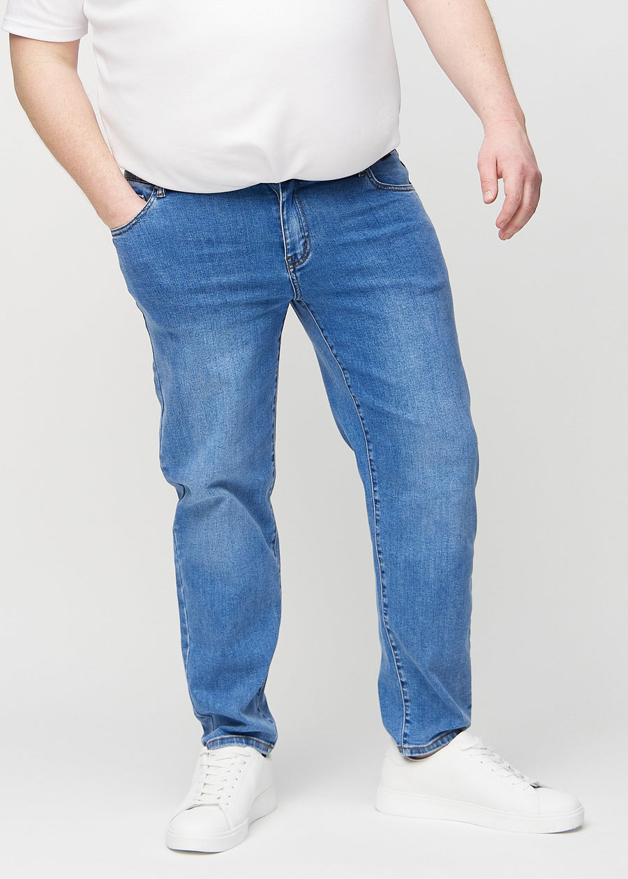 Denim regular jeans, modellnavn Rivers, som går rett ned langs benet på en plus-size-modell, sett forfra.