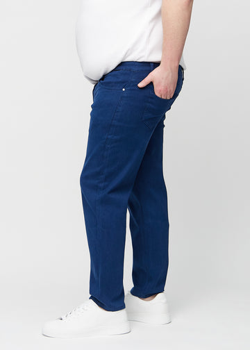 Mørkeblå regular jeans sett fra siden på en plus-size-modell.