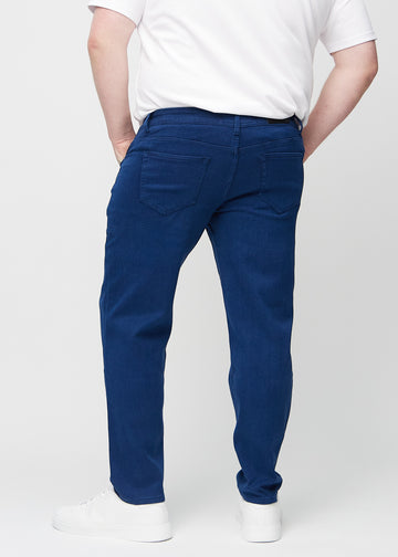 Mørkeblå regular jeans sett bakfra på en plus-size-modell, så man kan se hele produktet.