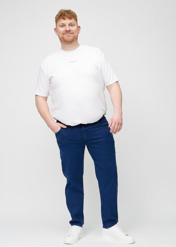 Fullt bilde av en plus-size-modell i mørkeblå regular jeans.