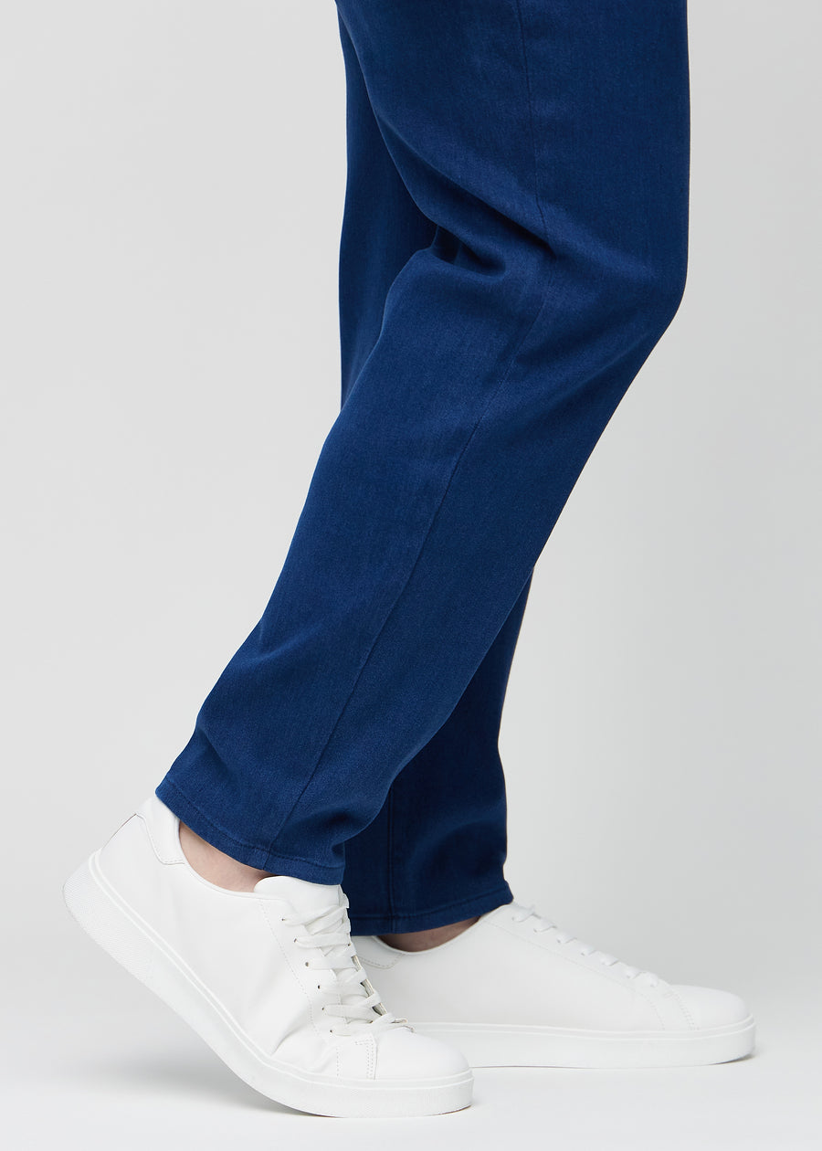 Anklene på en plus-size-modell, så man kan se hvor løst jeansene sitter.