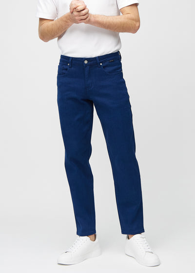 Mørkeblå regular jeans, modellnavn Royals, som går rett ned langs benet, sett forfra.