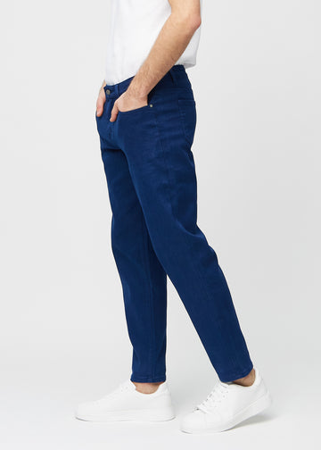 Mørkeblå regular jeans sett fra siden på modell.