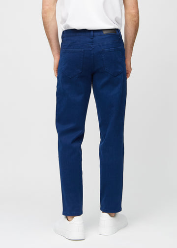 Mørkeblå regular jeans sett bakfra, så man kan se hele produktet.