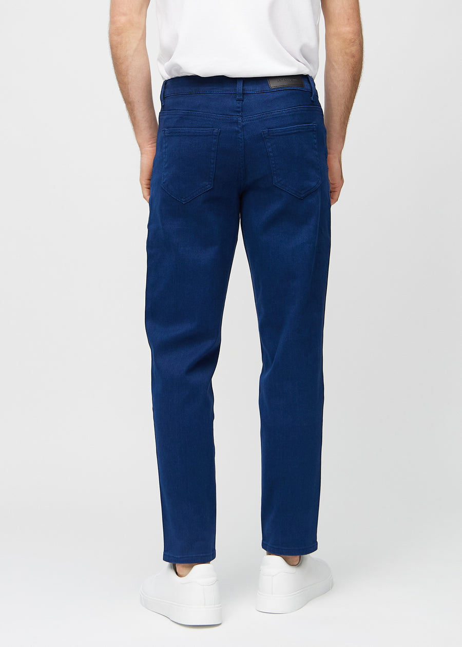 Mørkeblå regular jeans sett bakfra, så man kan se hele produktet.
