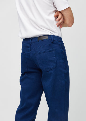 Mørkeblå regular jeans sett bakfra på nært hold for å vise detaljer.
