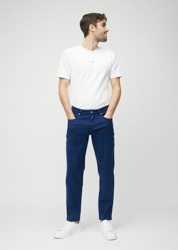 Fullt bilde av modell i mørkeblå regular jeans.