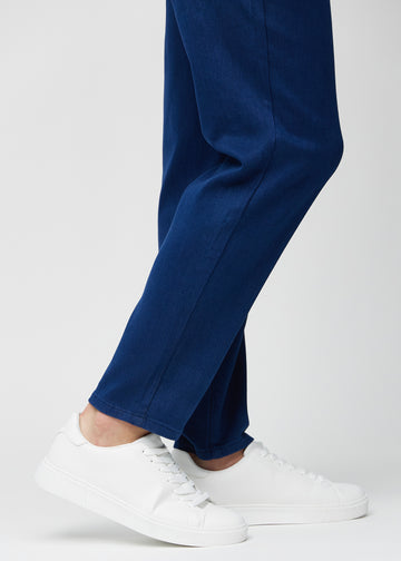Anklene på en modell, så man kan se hvor løst jeansene sitter.