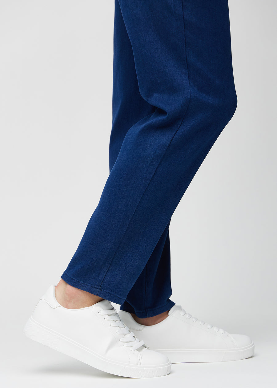 Anklene på en modell, så man kan se hvor løst jeansene sitter.