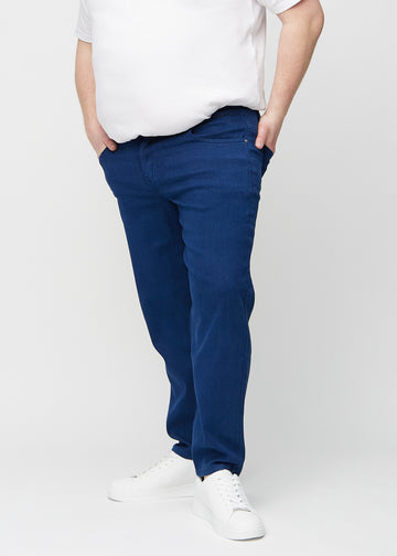 Mørkeblå regular jeans, modellnavn Royals, som går rett ned langs benet på en plus-size-modell, sett forfra.