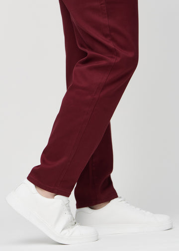 Anklene på en plus-size-modell, så man kan se hvor løst jeansene sitter.