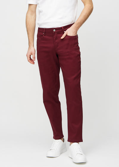 Mørkerøde regular jeans, modellnavn Santas, som går rett ned langs benet, sett forfra.