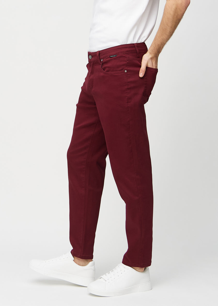 Mørkerøde regular jeans sett fra siden på modell.