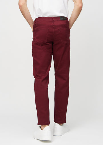 Mørkerøde regular jeans sett bakfra, så man kan se hele produktet.