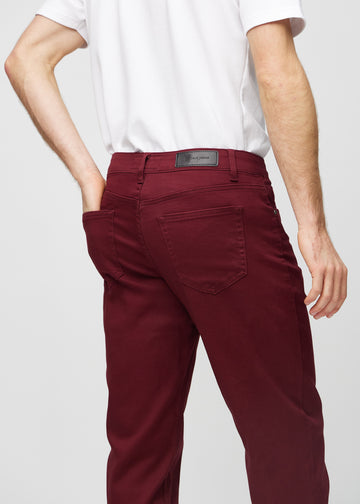Mørkerøde regular jeans sett bakfra på nært hold for å vise detaljer.