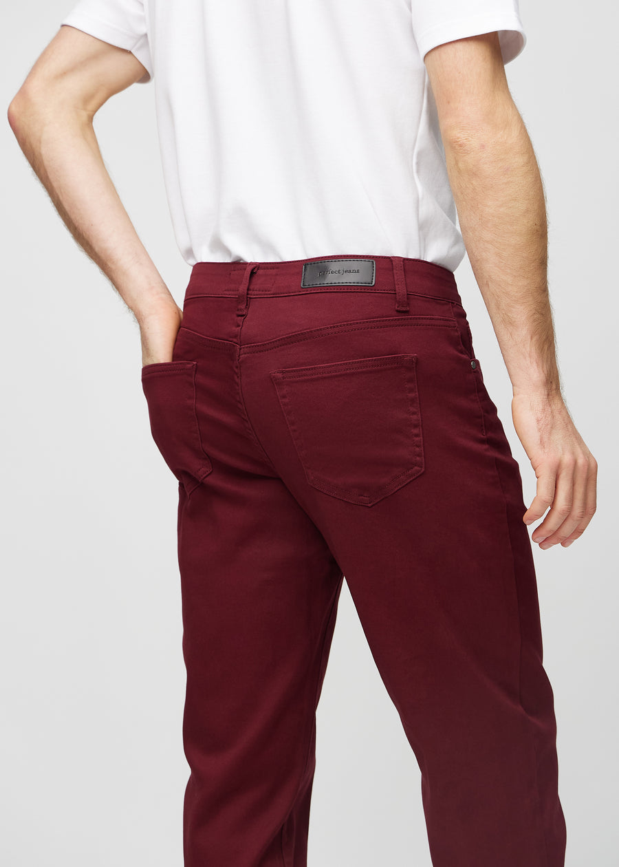 Mørkerøde regular jeans sett bakfra på nært hold for å vise detaljer.