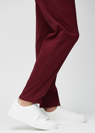 Anklene på en modell, så man kan se hvor løst jeansene sitter.