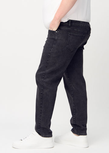 Mørkegrå denim regular jeans sett fra siden på en plus-size-modell.