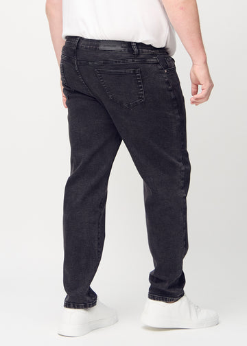 Mørkegrå denim regular jeans sett bakfra på en plus-size-modell, så man kan se hele produktet.